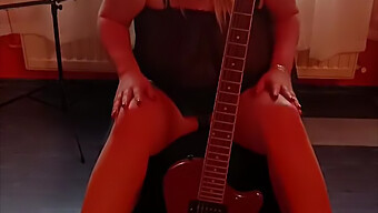 Una Milf Amatoriale Con Le Tette Più Grandi Suona La Chitarra In Lingerie